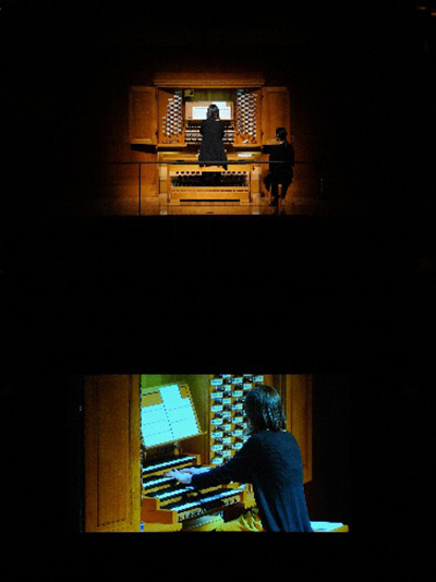 Kitara あ・ら・かるとにてオルガンを演奏するファニーさん