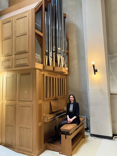 北星学園大学のオルガンに座るファニーさん