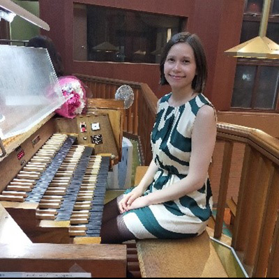 札幌北一条教会のオルガンに座るファニーさん