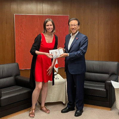 秋元札幌市長と写真を撮るファニーさん