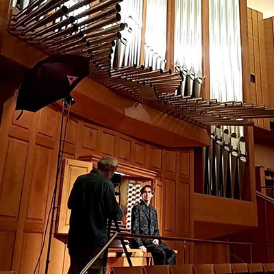 オルガンの前で撮影する留果さん