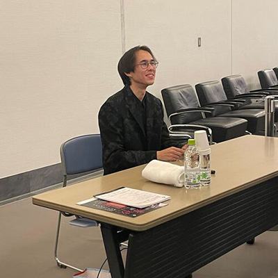 サイン会で対応する留果さん