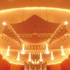 大ホール天井の音響反射板の写真